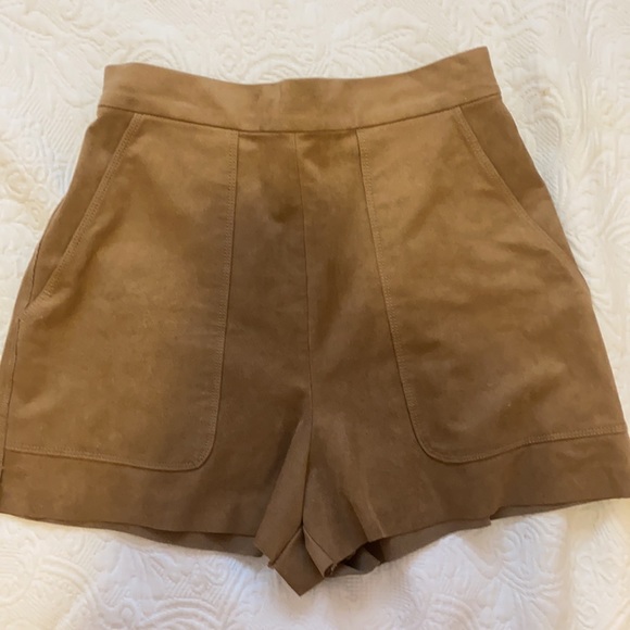 Super cute and comfortable Aritzia/Wilfred suede tan short, amazing condition - Picture 2 of 3